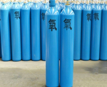 Why can’t oxygen cylinders be contaminated with oil?